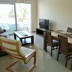 https://32-hill-court.larnacahotels.org